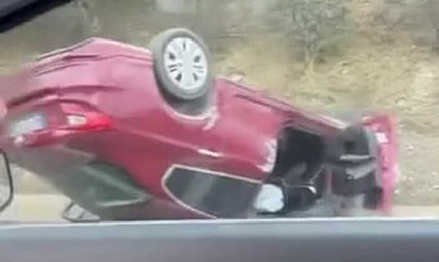 Hereke mevkisinde direksiyon hakimiyetinin kaybolduğu kazada otomobil takla attı