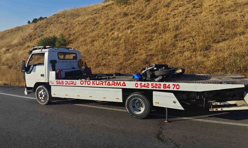 Kaskı sayesinde ağır yaralanmaktan kurtuldu: Yalvaç'ta motosikletle kamyon çarpıştı