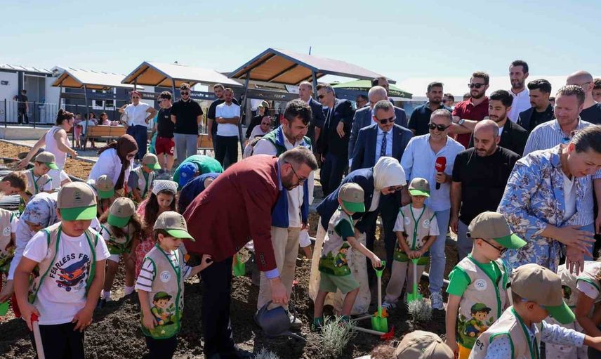 Arnavutköy'de toprakla buluşma: çilek ve lavanta rotası açıldı