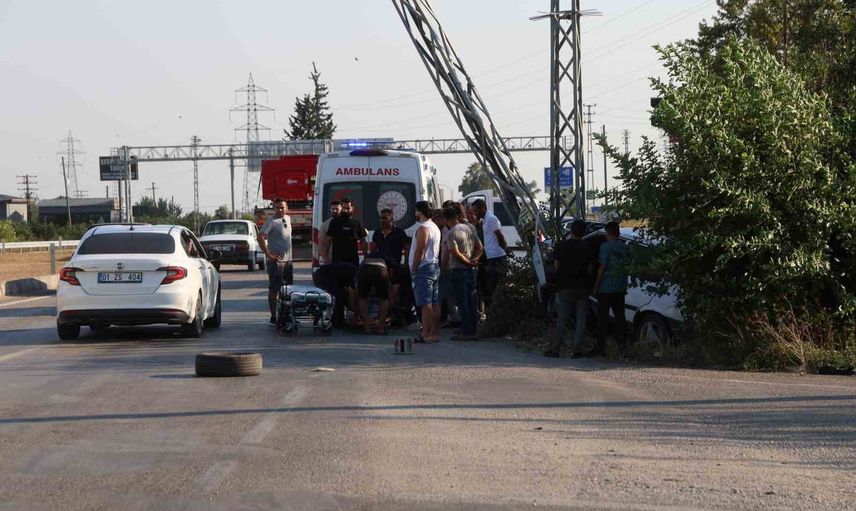 Tofaş hurdaya döndü: Kozan'da elektrik direğine çarpan araçta sürücü ağır yaralandı