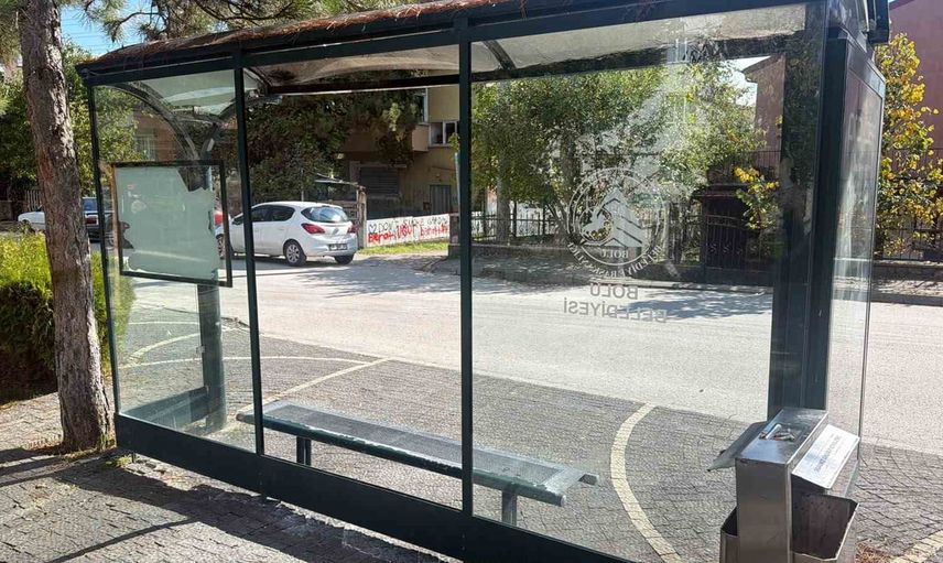 Bolu'da otobüs durağının camı kırıldı, muhtar gençlere çağrı yaptı