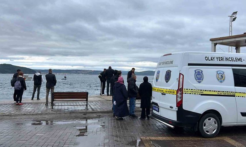 Çanakkale kıyısında denizden çıkarılan erkek cesedi inceleniyor
