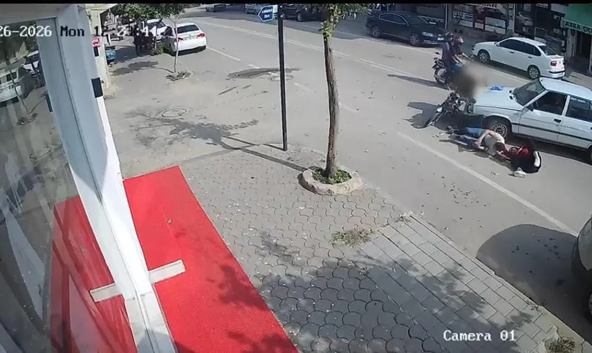 Karşı yönden gelen motosikletle otomobil çarpıştı: iki kişi hafif yaralandı