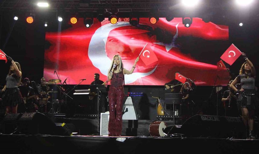 Hande Ünsal sahnede İzmir Marşı'yla cumhuriyet coşkusunu paylaştı