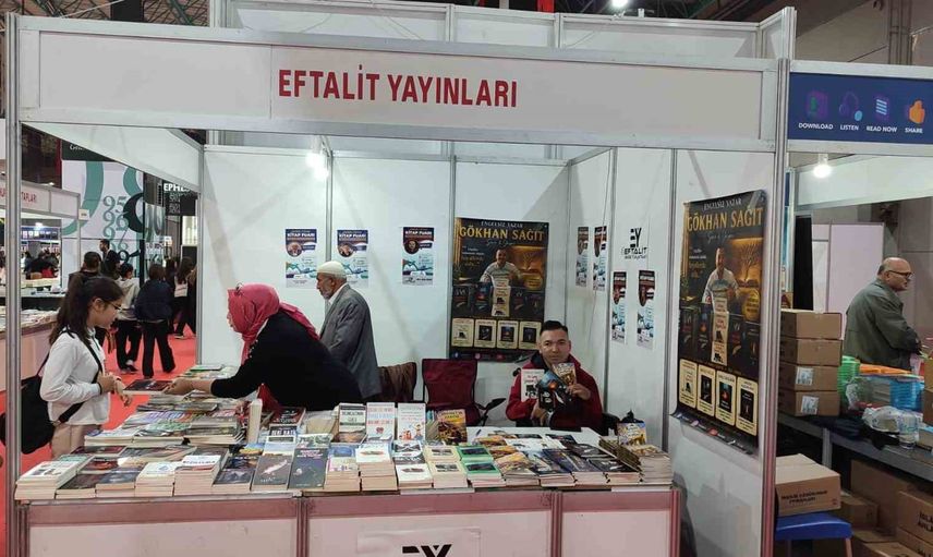 Kale'den okurlarla buluşan 'engelsiz yazar' Gökhan Sağıt imza gününde