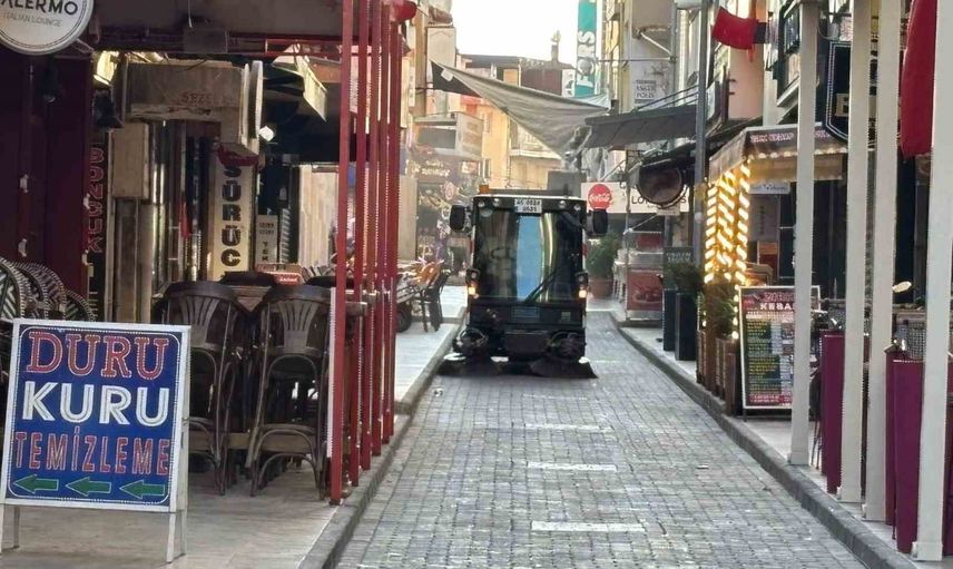 Efeler'de sabahın ilk ışıklarıyla başlatılan kapsamlı temizlik seferberliği