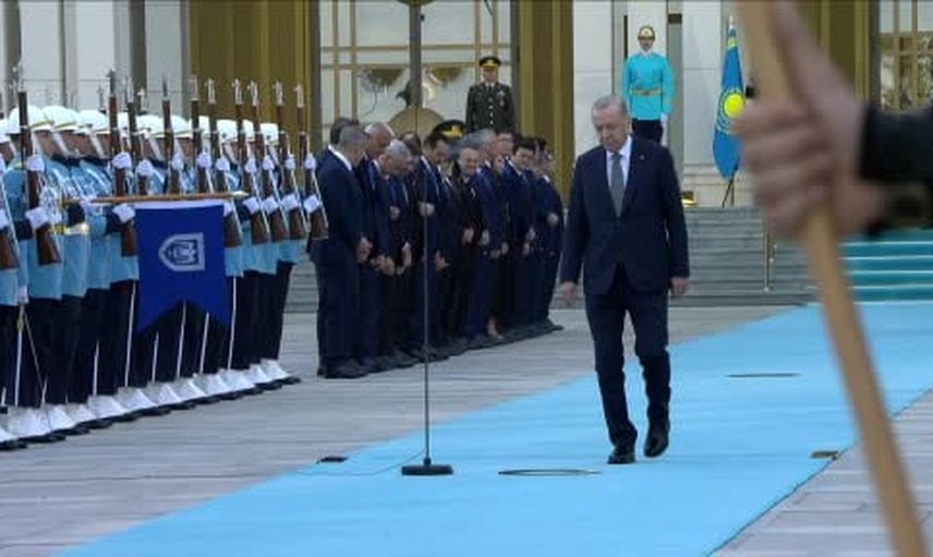 Erdoğan törenle Tokayev'i karşıladı: 21 pare top atışı ve Türk devletleri simgeleri önünde görüşme