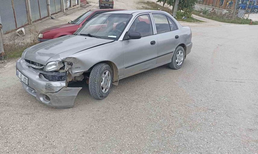 Havza'da kavşakta çarpışma: anne ve 3 yaşındaki kız çocuğu hastaneye kaldırıldı
