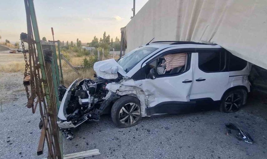 Kontrolden çıkan tır dorsesiyle yan yattı, hafif ticari sürücüsü yaralandı