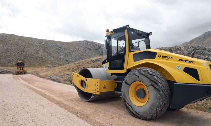 Seydikemer'de kırsal ulaşım güçlendi: Girdev ve Erendağ yolları yenilendi