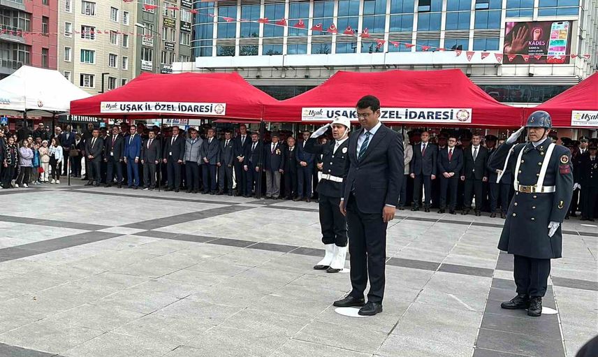 Uşak’ta cumhuriyet coşkusu çelenk töreniyle yükseldi