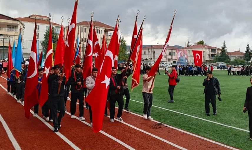 Gölbaşı'nda 29 ekim kutlamaları yağışa rağmen sürdü