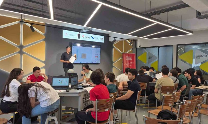 Liseliler milli teknoloji atölyesinde proje üretmeyi Düzce Üniversitesi'nde öğreniyor