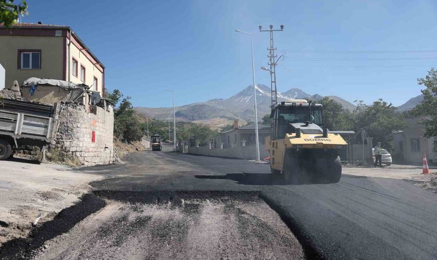 Hacılar'da 700 metrelik güzergahta 1.450 ton asfalt serimi tamamlandı