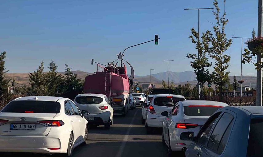 Sahil yolunda risk: Van Gölü kıyısında ağır tonaj ve hız endişesi