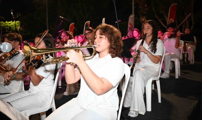 Kemer'de yaz akşamı: Cumhuriyet Orkestrası müzik ve zeybekle buluşturdu