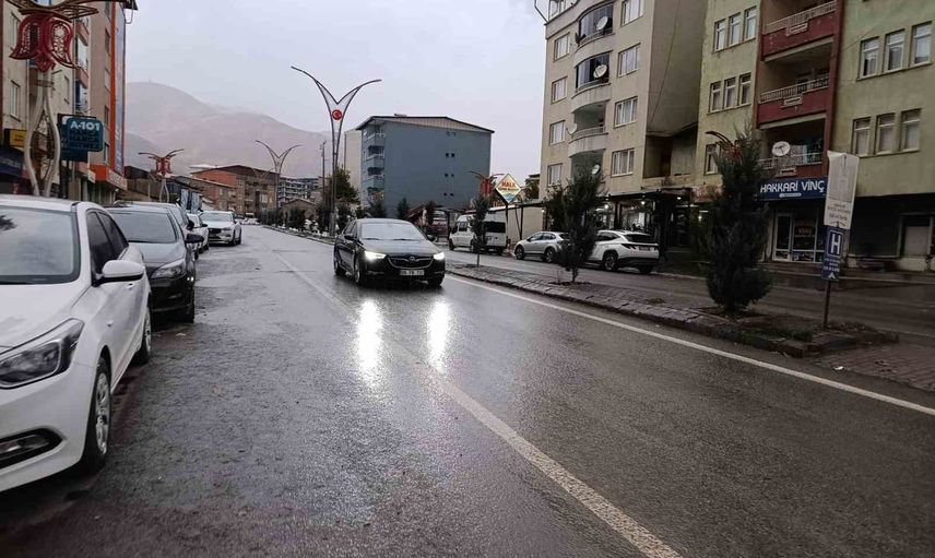 hakkari’de sağanak sürüyor, sis ve kaya riski trafikte zorlayıcı oldu