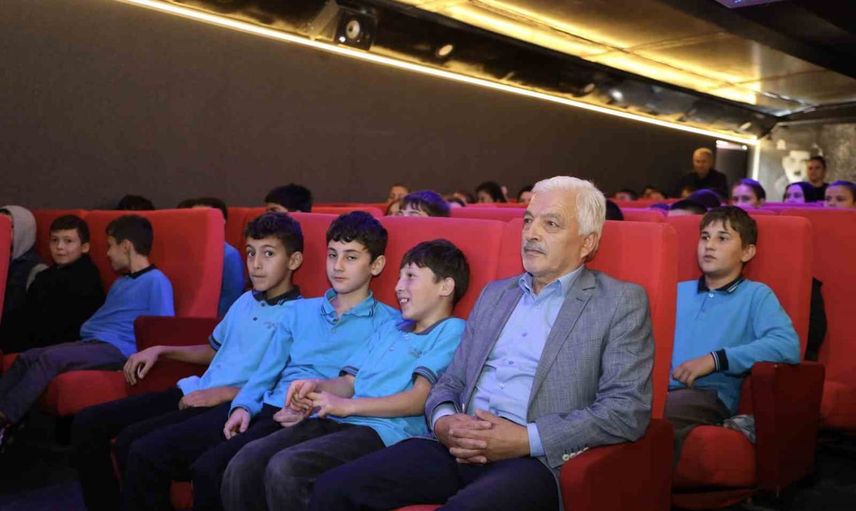 Gezen Sinema Tırı Duraklar Köyü'nde çocuklara sinema kapılarını açtı