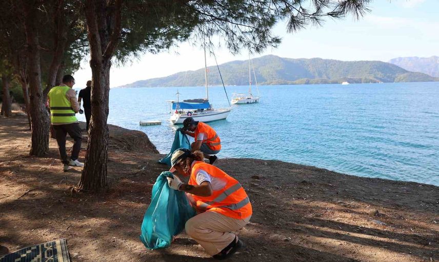 Kruvaziyer mürettebatından MSC DIVINA ile Marmaris'te örnek çevre temizliği