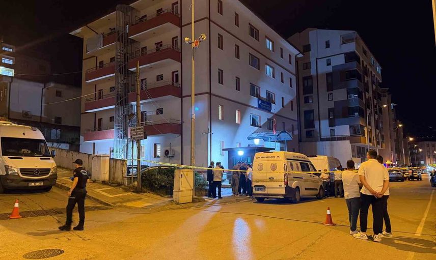 Arsin'de otoparka düşen insansız hava aracı patladı, üç araç hasar gördü