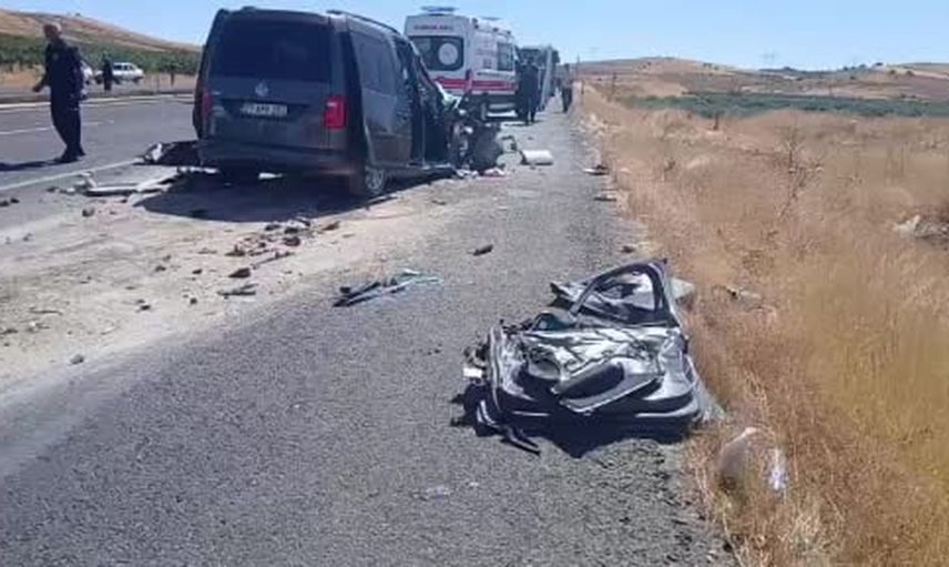 Bozova'da kamyona çarpan hafif ticari araçta 4 kişi yaşamını yitirdi, 2 kişi ağır yaralı