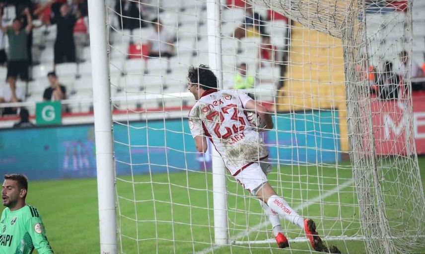 Pendikspor'un penaltısı Antalyaspor deplasmanında üç puanı getirdi