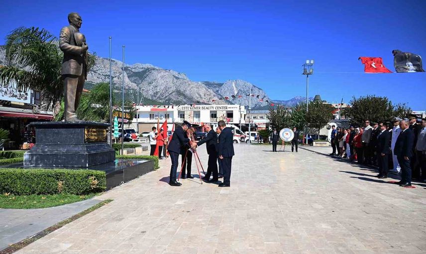 Kemer’de birlik ve coşku: 30 ağustos kutlamaları tören, fener alayı ve konserle sürdü