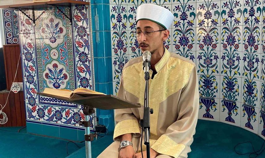 Kekemeliği konuşmasını etkilemiyor: Kur'an ve duaları akıcı okuyan vekil imam