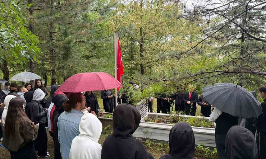Ladik'te gençlerden Ersan Sancı'ya yağışlı günde vefa