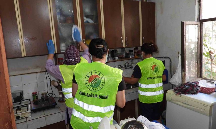 Evden 5 kamyon atık çıkarıldı, aileye yeni yaşam alanı sağlandı