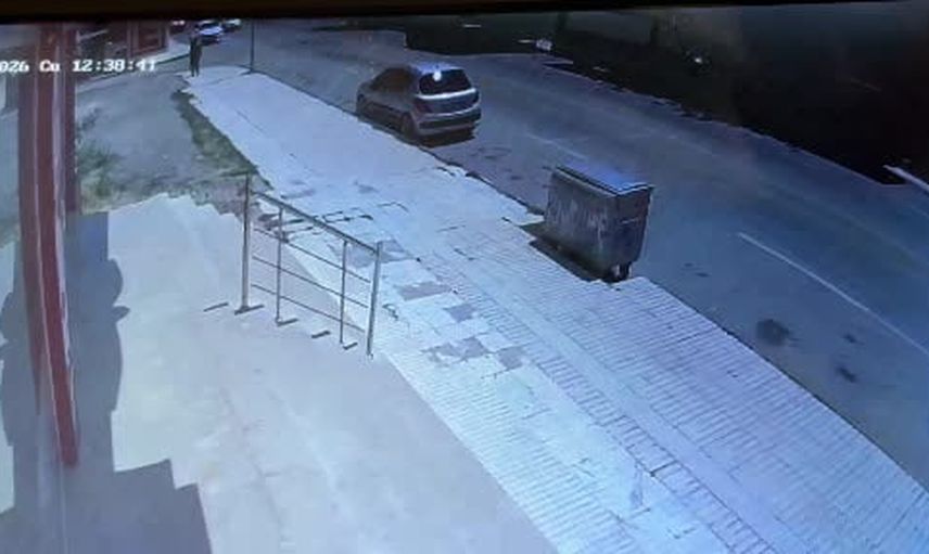 Çorum'da park halindeki araca çarpıp devrilen otomobilin sürücüsü yara almadan kurtuldu