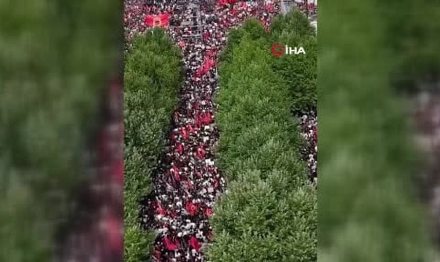 Priştine'de bağımsızlık mirasını savunan on binler meydanlara çıktı