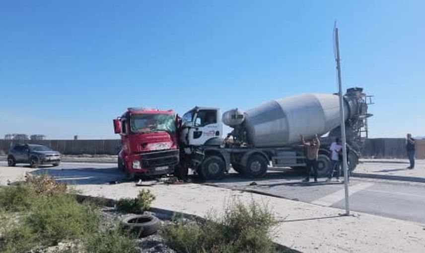 Avcılar'da kavşakta iki beton mikseri çarpıştı: sürücüler yaralandı