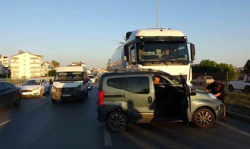 Manavgat'ta lpg tankerinin çarpması trafikte uzun kuyruk oluşturdu