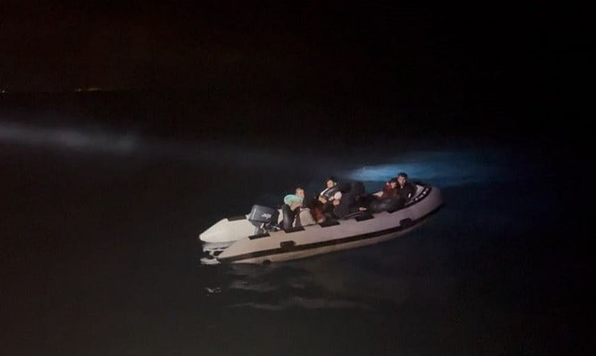 Didim açıklarında motoru bozulan bottaki 3 çocuk dahil 7 göçmen kurtarıldı