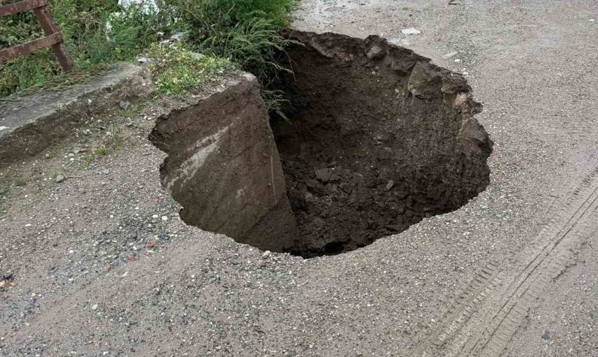 Biga'da Gümüşçay beldesinde toprak yol çöktü, ekipler kısa sürede onardı