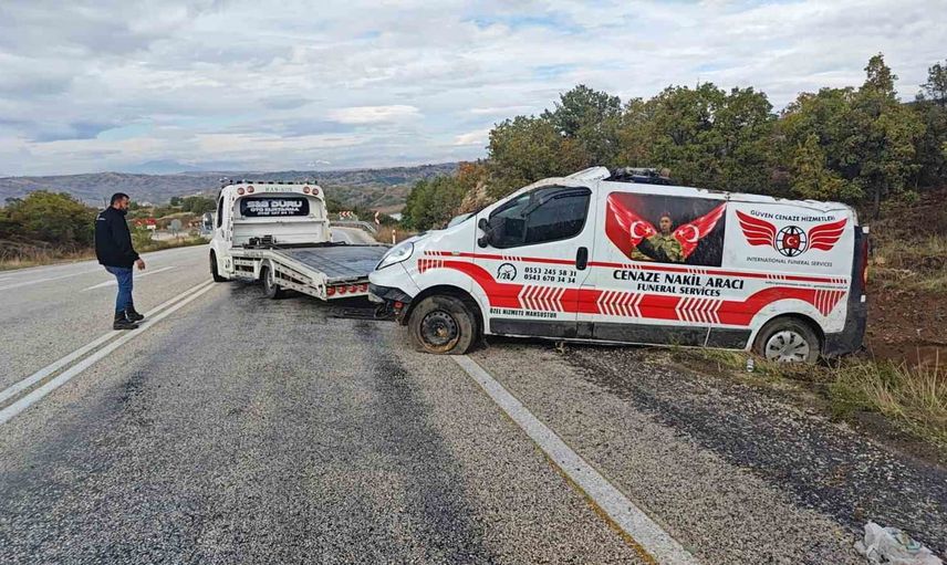 Yalvaç'ta rampada kontrolden çıkan cenaze nakil aracı devrildi