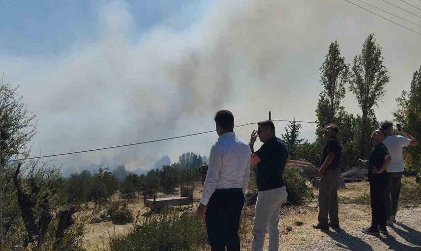 Burdur'da Yoncaağaç mevkiinde orman yangınına hava ve kara ekiplerinin müdahalesi sürüyor