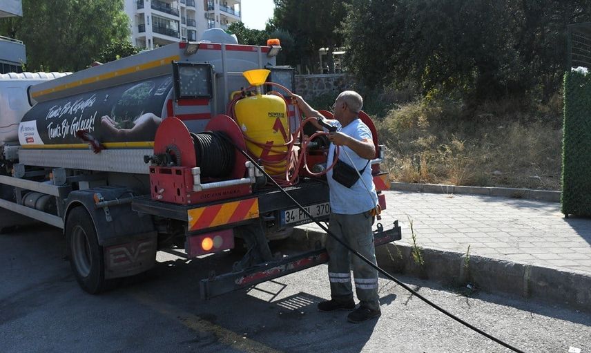 Kuşadası temizlik seferberliğinde: konteyner yıkama ve dezenfeksiyon aralıksız sürüyor