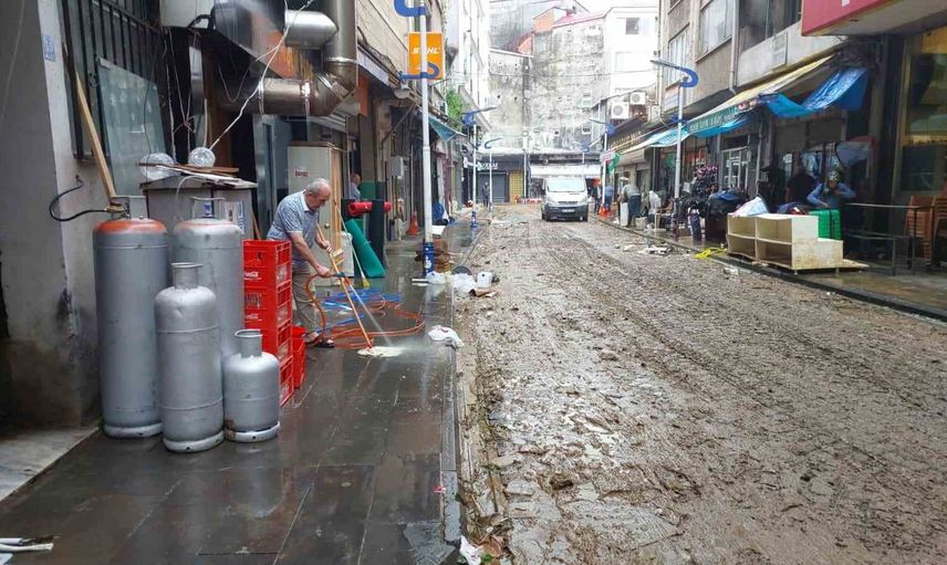 pazar'da selin izleri temizleniyor: iş yerleri ve yollar için seferberlik sürüyor