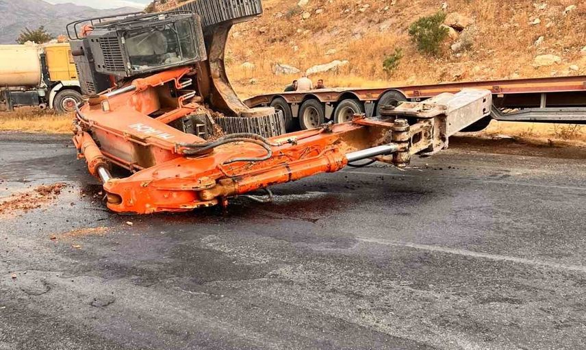 Kahta'da rampayı çıkarken tırdan düşen kepçe ulaşımı aksattı