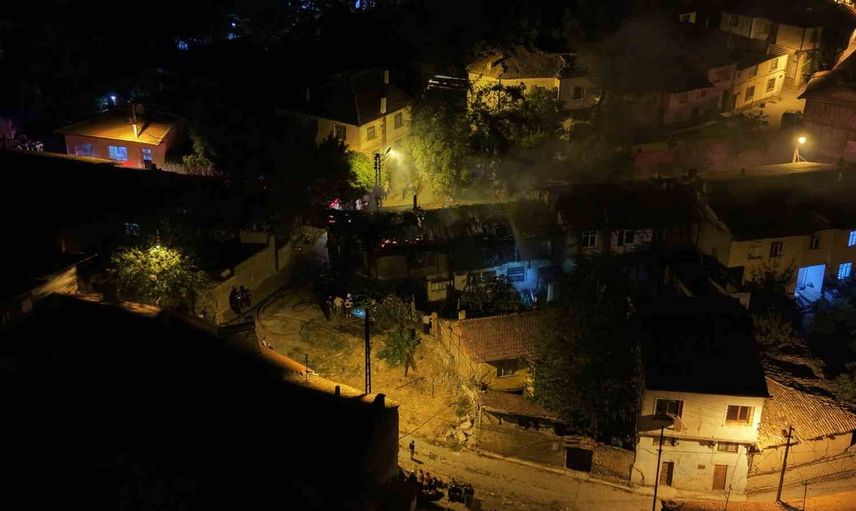 İncili Çeşme Mahallesi'nde metruk ev küle döndü