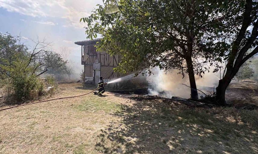 Tarladan sıçrayan örtü yangını bağ evlerini tehdit etti, ekipler müdahale etti