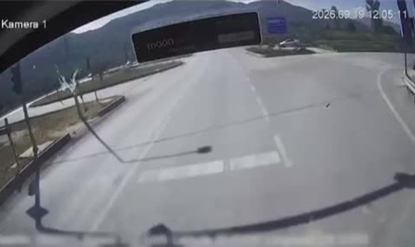 Gemlik'te kırmızı ışık ihlali belediye otobüsünü manevra yaptırdı