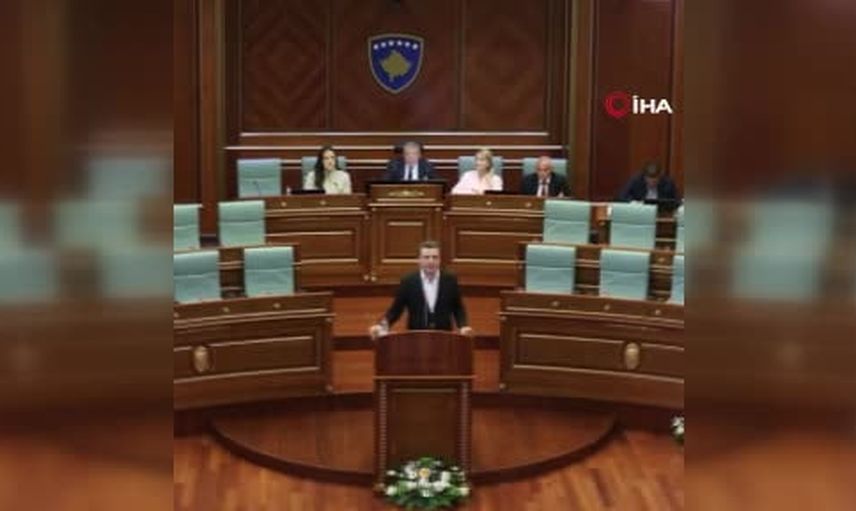Mecliste gerilim: muhalefet vekili Albin Kurti'ye yumurta fırlattı