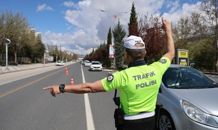 Düzce'de trafikte sıkı denetim: bin 36 sürücüye ceza, 187 araç trafikten men