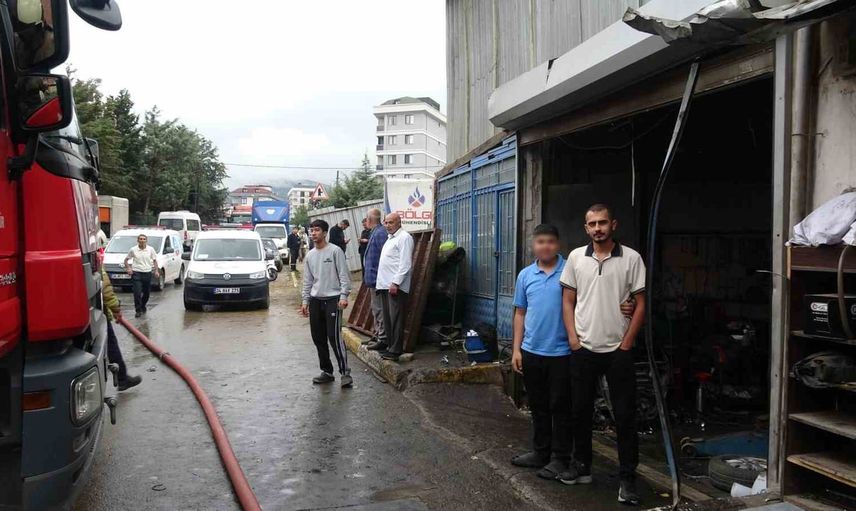 Sultanbeyli Semanur Sokak'ta boş binanın çatısında alevler yükseldi, 1 kişi dumandan etkilendi
