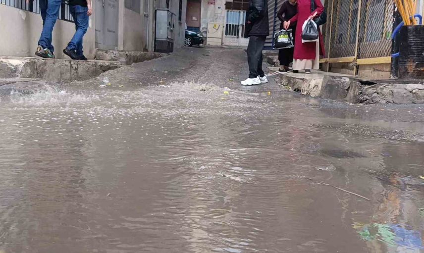 Şanlıurfa'da aniden bastıran yağmur yaşamı olumsuz etkiledi