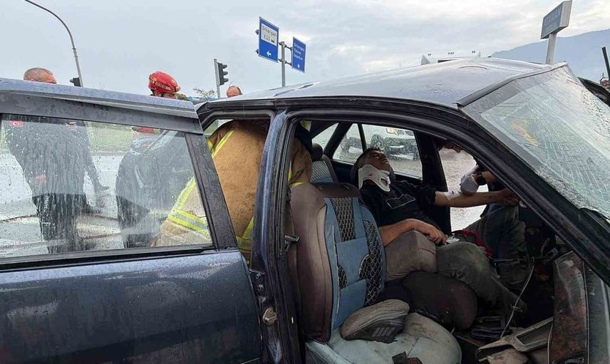 Orhangazi kavşağında çarpışma: sürücü araçta sıkıştı, 2 yaralı