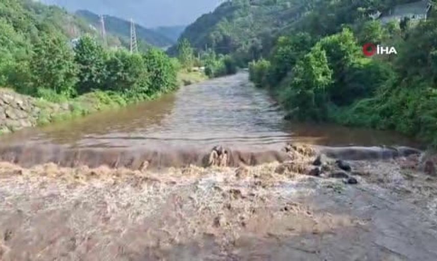 Arama kurtarma ekipleri Görele'de Zıva Deresi'nde kaybolan anne ve iki kızı için çalışıyor